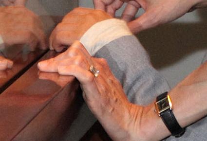 أنجيلينا مخطوبة رسميّاً لبراد؛ وإليكَ صورة عن خاتم الخطوبة!